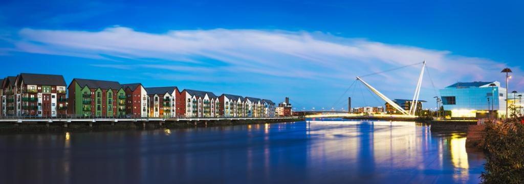 Luxury 2 Bedroom Waterfront Apartment With Balcony Newport  Exterior foto