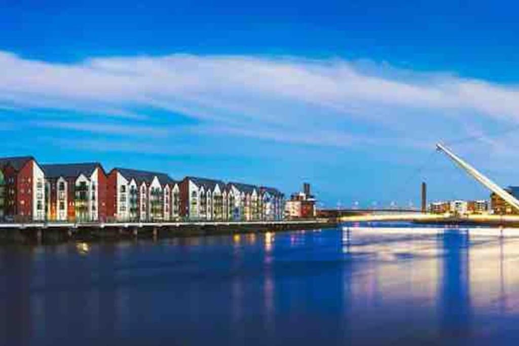 Luxury 2 Bedroom Waterfront Apartment With Balcony Newport  Exterior foto